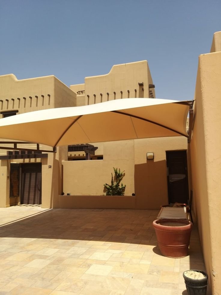 مظلات سيارات مقوسة